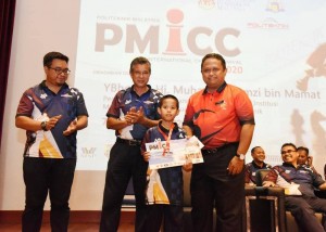 Yang Dipertua Majlis Sukan Politeknik Malaysia, Ts. Rumzi Mamat (kanan) menyampaikan hadiah kepada pemenang.