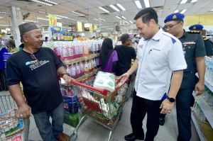 Pengarah KPDNHEP Negeri Terengganu, Saharuddin Mohd Kia meninjau stok barangan keperluan harian di sebuah pasaraya di Kuala Terengganu.