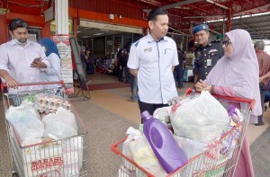Pengarah Kementerian Perdagangan Dalam Negeri Dan Hal Ehwal Pengguna Negeri Terengganu, Saharuddin Mohd Kia bertanya sesuatu kepada pelanggan yang membeli barangan keperluan harian pada tinjauan yang dilakukan di sebuah pasaraya di Kuala Terengganu.