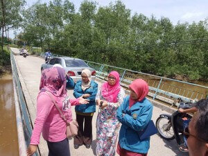 Kakitangan Jabatan Alam Sekitar (JAS) Negeri Johor membuat tinjauan bagi menyiasat punca pencemaran sungai Tanjung Ayer Hitam.