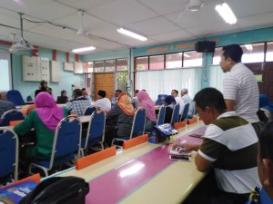 Tetamu yang hadir dilihat bertanyakan soalan kepada Pengetua SMK Seri Balik Pulau, Nooraliza Nasrudin. 