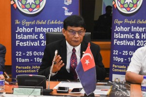 Mohd Izhar Ahmad ketika sidang media memaklumkan  penangguhan FIJO 2020.