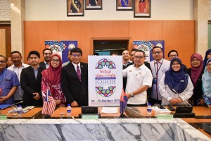 Mohd Izhar Ahmad bergambar bersama sebahagian Barisan Ahli Majlis Pembangunan Usahawan Negeri Johor (MPUNJ).