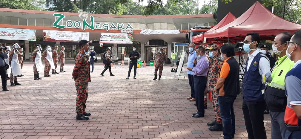 Datuk Seri Ismail Abd Muttalib menyampaikan taklimat ringkas kepada petugas-petugas dalam operasi sanitasi awam di Zoo Negara, hari ini.
