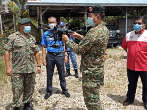 Kolonel Abd Razak Sipit memegang salah satu dron yang akan digunakan bagi memantau pematuhan masyarakat yang terlibat dengan PKPD.
