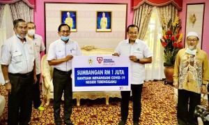 Menteri Besar Terengganu, Datuk Seri Dr Ahmad Samsuri (kanan) menerima cek berjumlah RM1 juta daripada Ketua Perkhidmatan Pengguna Terengganu Tenaga Nasional (Bahagian Retail), Mohd Nazri Putih.