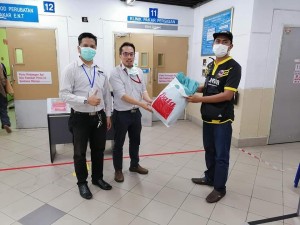 Wakil MPKK Taman Akasia Simpang 3 Kubang Ulu  menyerahkan hijab yang telah siap kepada pihak Hospital Seberang Jaya.