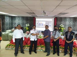 Pegawai Daerah Marang, Tun Haji Ahmad Faisal Tun Abdul Razak menerima sumbangan dari Persatuan Pengakap Daerah Marang.