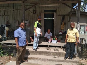 Pegawai Daerah Marang, Tun Haji Ahmad Faisal Tun Abdul Razak bersama Penghulu Mukim Rusila turut mengagihkan bantuan kepada golongan yang memerlukan.