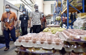 Rosol (kiri) meninjau stok barangan keperluan harian di sebuah pasar raya besar di Kuala Terengganu.