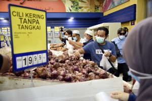 Orang ramai mendapatkan barangan menjelang sambutan Ramadan di sebuah pasar raya besar di Kuala Terengganu.