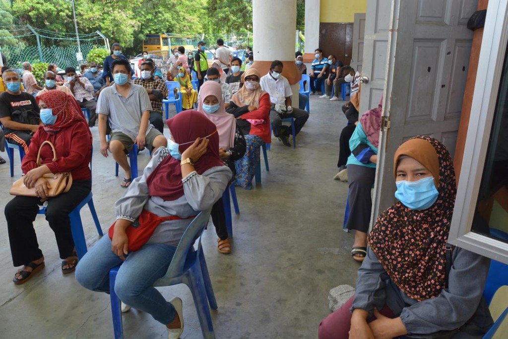 Penyewa dan pekerja Pasar Awam MPS Selayang Baru sedang menunggu giliran di Dewan Seroja, Kg Bendahara bagi menjalani proses saringan COVID-19 yang diwajibkan pihak MPS.