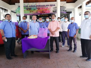 Majlis ringkas penyerahan sumbangan ihya' ramadan 2020 kepada petugas daerah Marang.