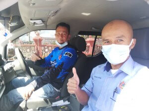 Penghulu Mukim Bukit Payong, Ahmad Zafiri bersama seorang lagi petugas membawa pek sumbangan ke Pejabat DUN untuk agihan.