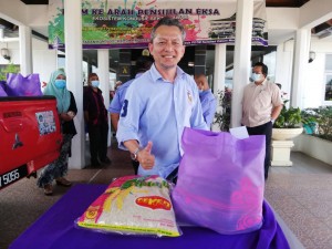 Razali Idris bersama pek sumbangan ihya' ramadan untuk diagihkan.