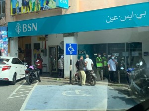 Orang ramai yang berurusan di bank sekitar bandar Kuala Berang patuh kepada saranan kerajaan supaya melakukan penjarakan sosial.