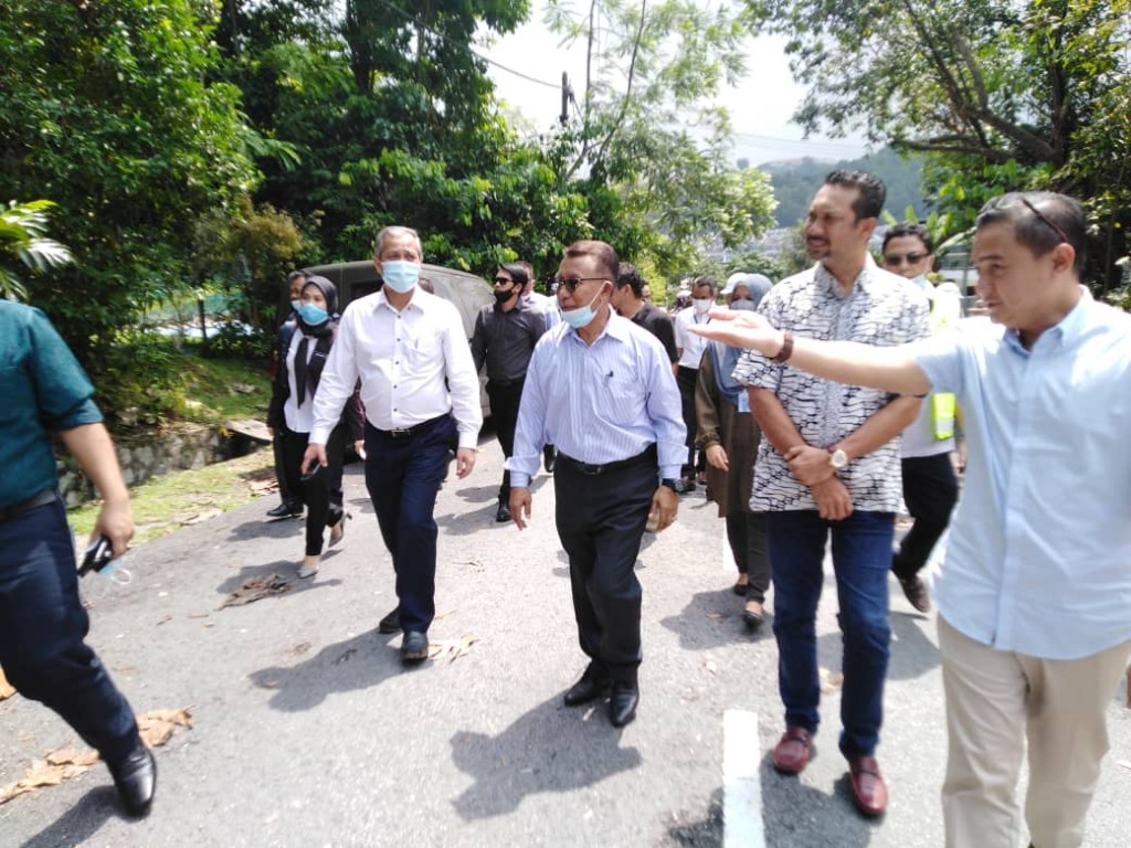 Ismail (tiga dari kanan) ketika melawat lokasi kejadian tanah runtuh di Jalan Kelab Ukay 4, Taman Kelab Ukay hari ini.