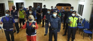 Siti Berenee Yahaya bergambar bersama anggota polis dan SRS yang melakukan rondaan. 