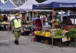Anggota RELA ditugaskan memantau kawasan Pasar Segar Terkawal bagi memastikan peniaga dan pengunjung mematuhi SOP yang ditetapkan.