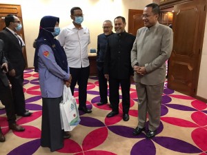Menteri Besar Terengganu, Ahmad Samsuri Mokhtar beramah mesra dengan Pengarah PERKESO, Farihah Che Husin.