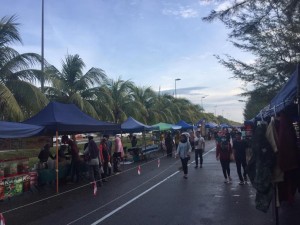 Penganjuran pertama percubaan pasar malam di dalam tempoh Perintah Kawalan Pergerakan di perkarangan Stadium Sultan Mizan Zainal Abidin di Gong Badak.