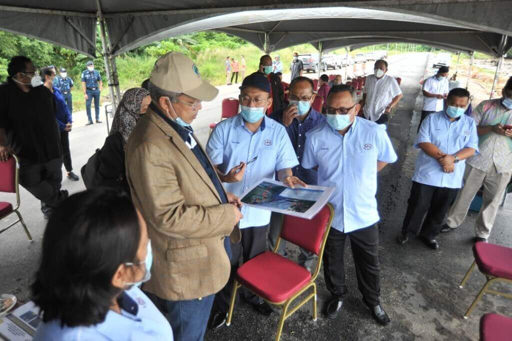 Annuar (dua dari kiri) sedang menerima taklimat perkembangan Projek Jalan Pesisir Pantai Membedai.