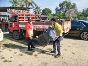 Penduduk kampung melakukan aktiviti gotong-royong bagi mencegah penyakit denggi.