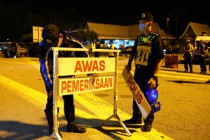 Anggota polis dan tentera menutup sekatan jalan raya.