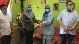 Isteri Datuk Saifuddin Abdullah, Datin Norlin Shamsul Bahri menyerahkan sumbangan peralatan MyFreeview kepada Puan Norhamimah di Kg. Baru Salong.