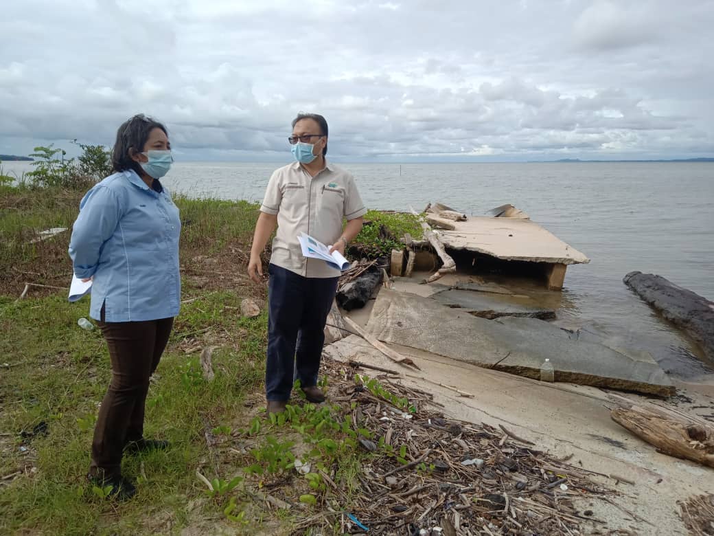 Dr.Fary (kiri) dan Juniaddi melihat hakisan pantai Tanjung Aru Nelayan.