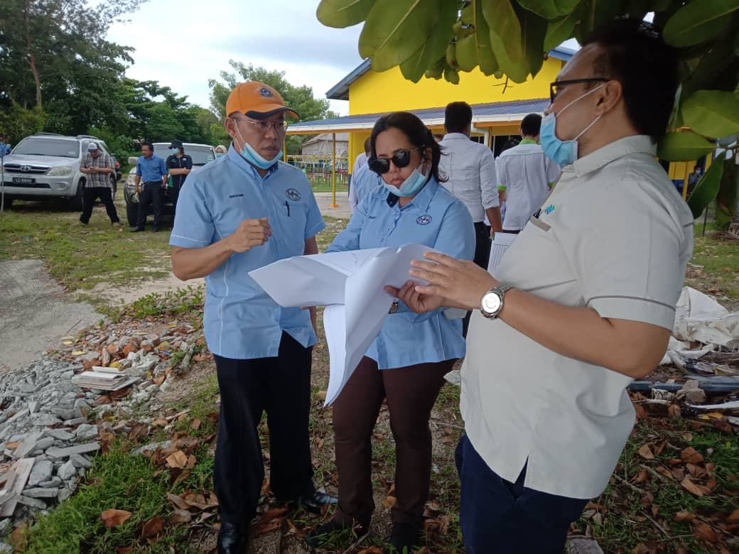Dr. Fary (tengah) diberi penerangan cadangan projek pengubahsuaian pantai Kampung Sungai Miri oleh Pengarah JPS Labuan  Juniaddi Awang Tuah (kanan) dan Pengarah Jabatan Alam Sekitar Labuan Amir Hamzah Musa ketika lawatan tersebut.