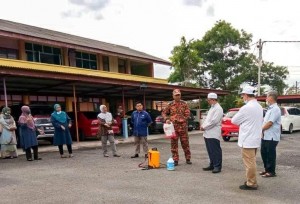 Pegawai Bomba, Zukifli Md akhir sedang memberi taklimat kepada ADUN Bukit Payong, Mohd Nor Hamzah dan kakitangan Tadika Yayasan Islam Bukit Payung.
