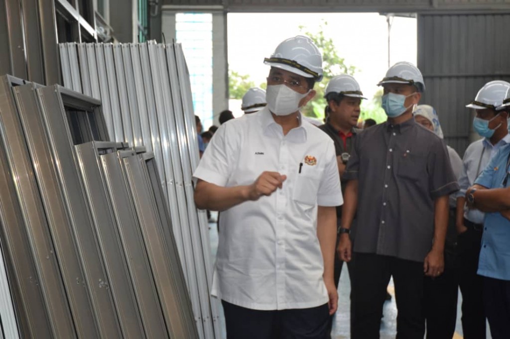 Azmin meneliti produk aluminium yang dihasilkan kilang Stellar Focus Sdn Bhd.