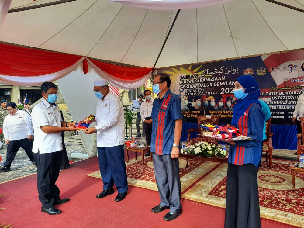 Acara penyampaian Jalur Gemilang oleh YAB Dato' Bentara Kanan Ustaz Dato' Haji Ahmad Yakob, Menteri Besar Kanan diiringi oleh YABrs. En Lim Ann Teck kepada Agensi Persekutan dan Negeri.