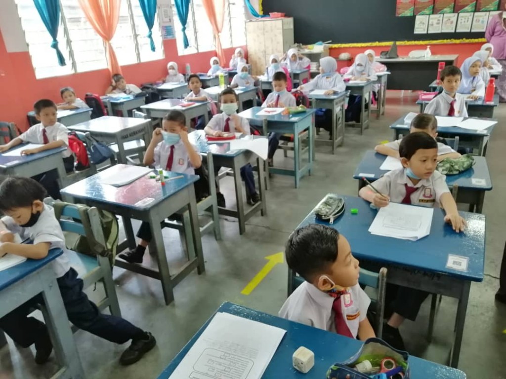 Pelajar mematuhi SOP yang ditetapkan dengan jarak satu meter di dalam bilik darjah.