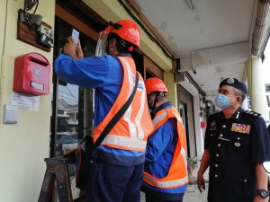 Ketua Polis Daerah SPU, Hj Noorzainy Hj Mohd Noor melihat operasi pemotongan bekalan elektrik oleh pihak TNB di premis yang menjalankan kegiatan judi loteri haram.