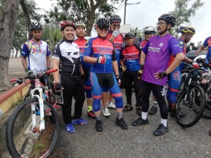 Tengku Seri Bijaya Raja dan Pegawai Daerah Marang bersama kumpulan pengayuh yang menjayakan aktiviti Kayuhan Sihat Marang Hebat.