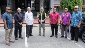 Che Alias menyampaikan sumbangan kepada pengurusan masjid Tengku Mizan Zainal Abidin,turut bersama ADUN Kawasan Kemasik (berbaju merah), Ir Saiful Azmi Suhaili.
