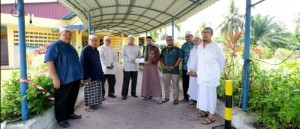Che Alias menyampaikan sumbangan kepada pengurusan masjid Tengku Mizan Zainal Abidin, turut bersama Penyelaras Dun Kijal, Hazri Jusoh.