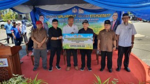 Penyampaian mock cek oleh Menteri Pertanian dan Industri Makanan kepada Pegerusi KRT PPR Tehel.