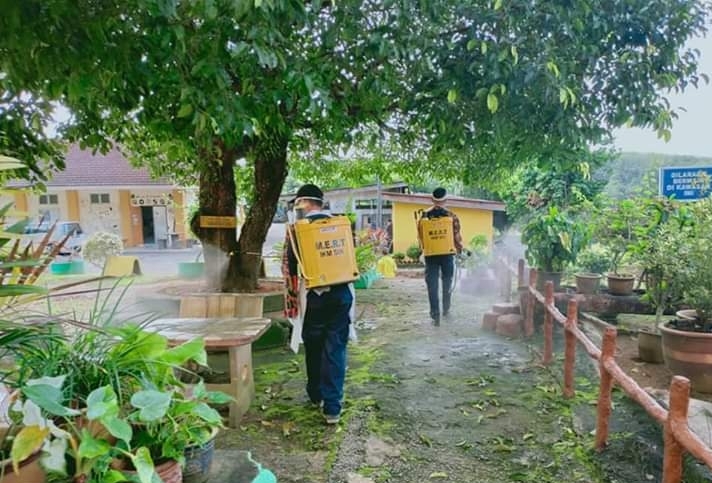 Proses disinfeksi turut dilakukan di sekitar Sekolah Kebangsaan (SK) Sik Dalam dan SK Seri Dusun, di sini.