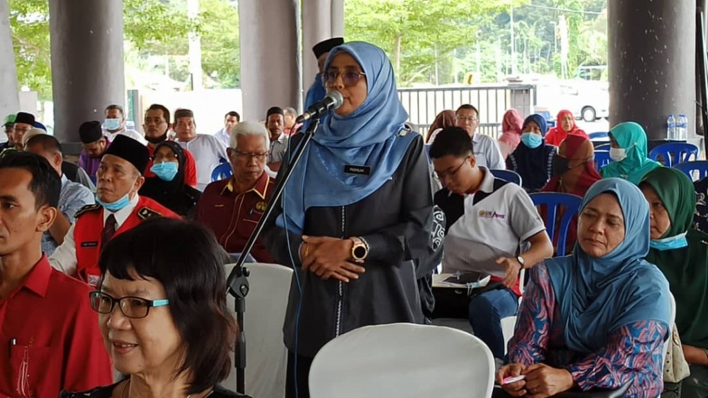 Pengetua Sekolah Menengah Kebangsaan Raja Perempuan Kelsom, Norliah Mat Lazim membentangkan aduan ketika sesi dialog.
