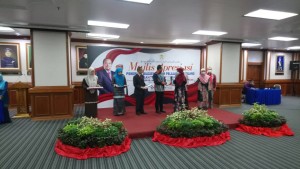 Menteri Besar Terengganu, Ahmad Samsuri Mokhtar menyampaikan hadiah kecemerlangan kepada pelajar cemerlang.