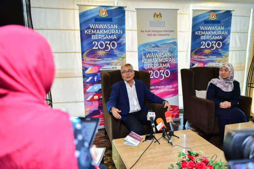 Redzuan (dua dari kanan) dalam sidang media selepas Sesi Libat Urus, di sini.