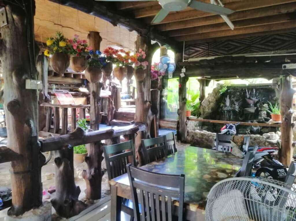 Bahagian bawah rumah dijadikan ruang menyambut tetamu yang turut dibina daripada kayu pokok manggis.