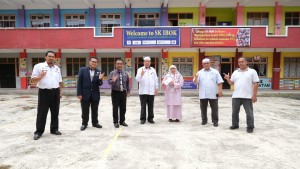 Ahli Parlimen Kemaman (Tengah) bergambar kenangan bersama pengurusan Sekolah Kebangsaan Ibok.
