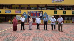 Ahli Parlimen Kemaman (Tengah) bergambar kenangan bersama pengurusan Sekolah Kebangsaan Kijal.
