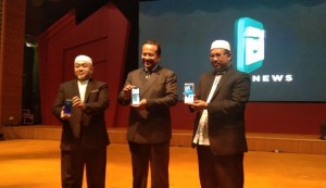 Menteri Besar Terengganu, Ahmad Samsuri Mokhtar menunjukkan Aplikasi TRDI yang telah di muat turun.