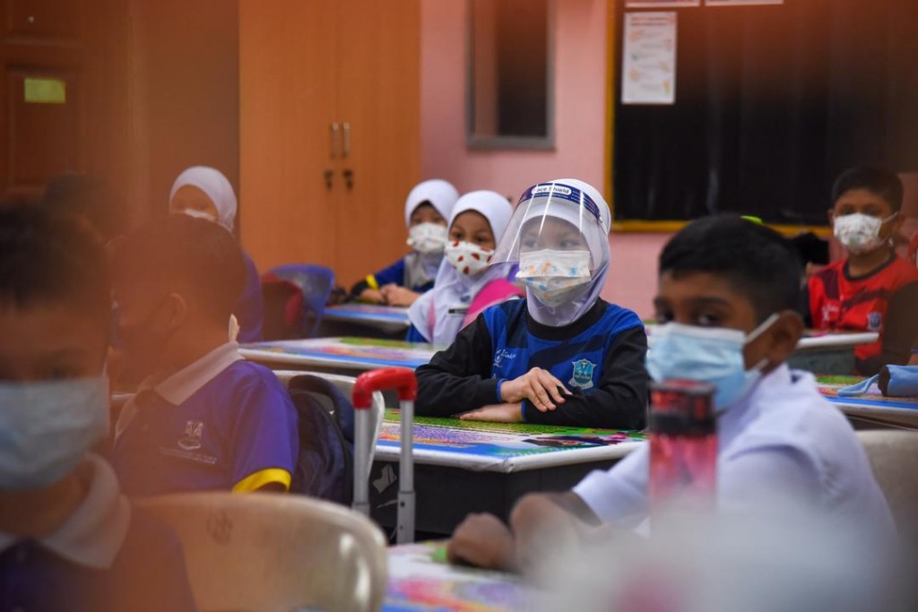 Pemakaian pelindung muka juga turut diamalkan oleh sesetengah pelajar.