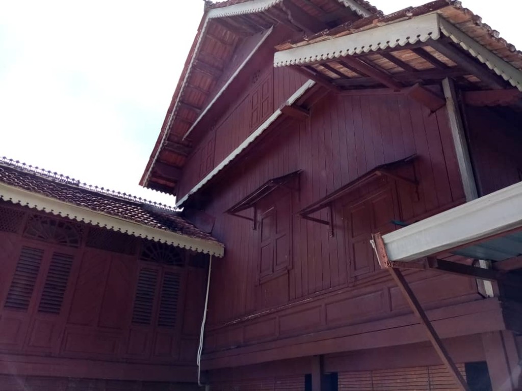 Atap Genting dengan Bunga Kerawang menjadi identiti bagi reka bentuk rumah Minangkabau.